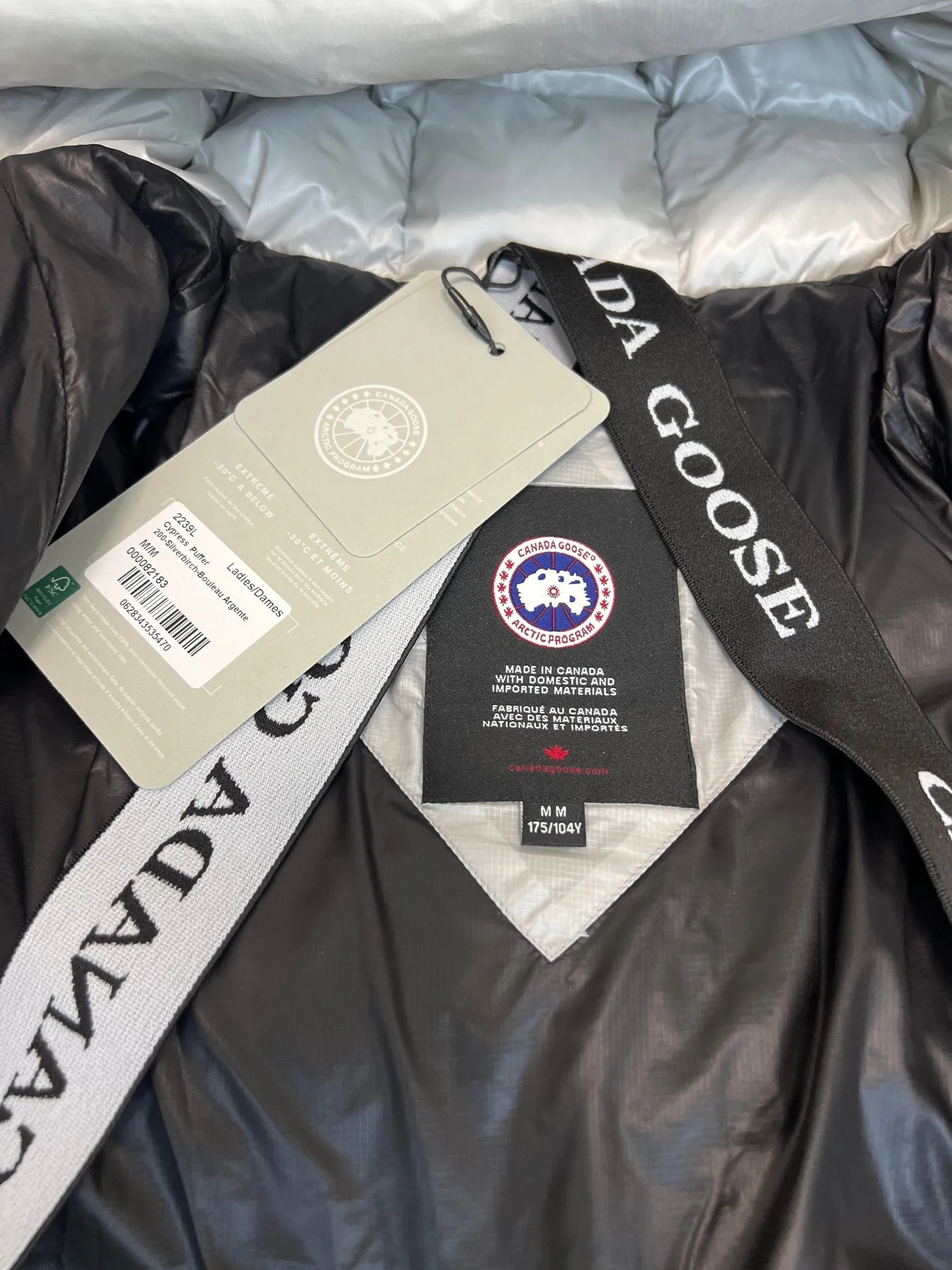 P980 has a cold protection effect of up to level 4. It is made of recycled Feather-Light tear-resistant fabric. It is ultra-light and has no weight-bearing feeling on the upper body! The unique black label highlights your temperament‼  Canada Goose, a Canadian brand, has always been recognized as the warmest down jacket. Various Instagram celebrities, Internet celebrities, and celebrities often wear it for street photos. I do Canada Goose every year, but I still can’t get rid of my love for geese. No matter how cold the winter is, there is no need to be afraid, because there are geese! Filled with 80% white duck down, Canada Goose is the legendary warmest down jacket and is known as a must-have for Arctic outdoor sports! The most popular down jacket in the world, celebrities are rushing to buy it, it is a must-have!